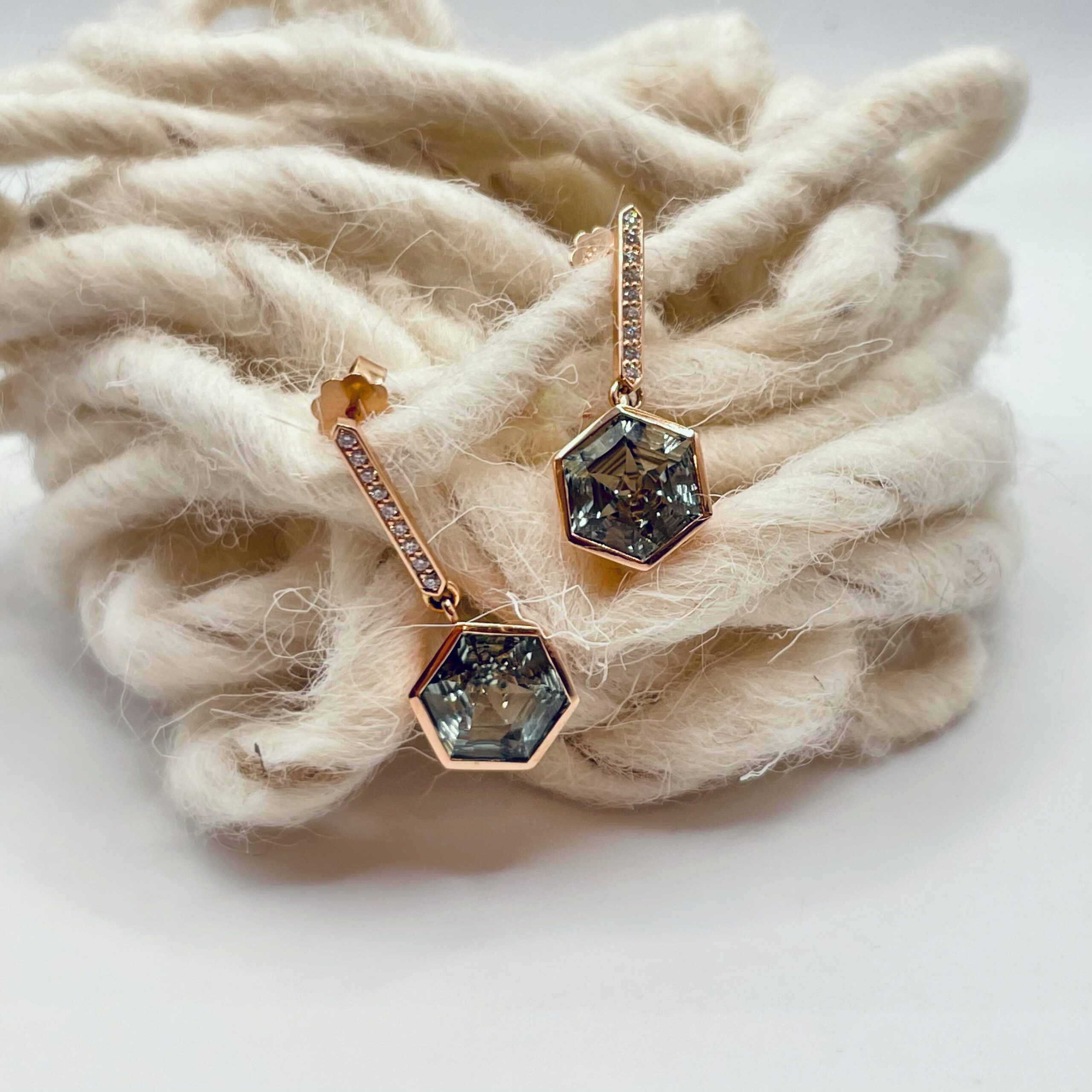 ATELIER WAGNER OHRHÄNGER MIT PRASIOLITH AUS ROTGOLD - O-PRASIO6-BRIL-RG7