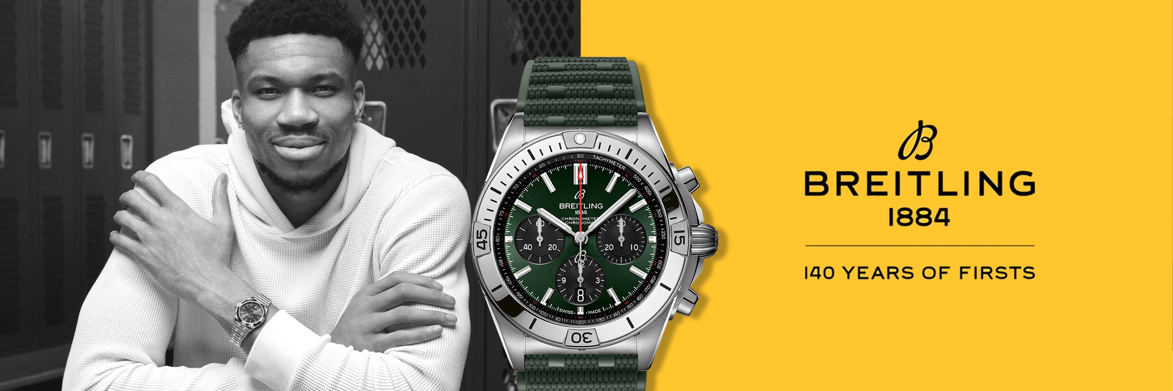 Ein Mann, der eine Uhr trägt, sitzt mit verschränkten Armen in einer Umkleidekabine. Neben ihm ist eine Nahaufnahme einer Breitling-Chronographenuhr mit grünem Armband und dem Text zu sehen: "Breitling 1884, 140 Years of Firsts" auf gelbem Hintergrund.