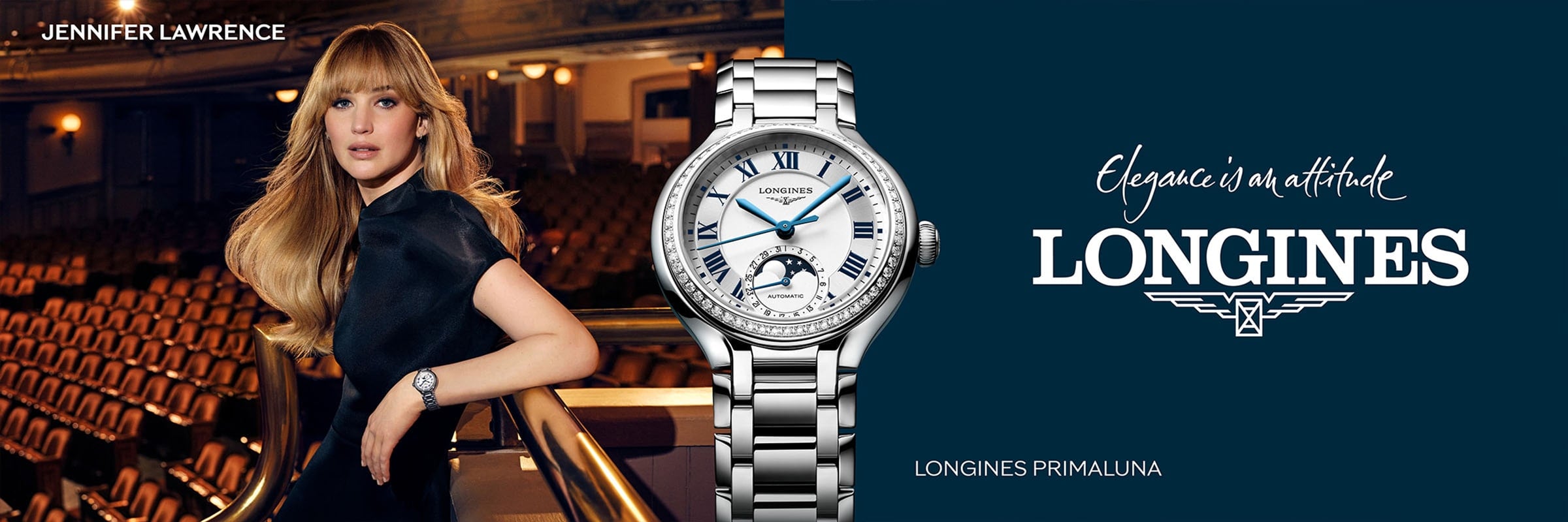 Jennifer Lawrence in einem eleganten schwarzen Kleid posiert in einem Theater und präsentiert dabei eine Longines-Uhr an ihrem Handgelenk. Neben ihr erscheint eine Nahaufnahme der Longines PrimaLuna Uhr und der Slogan "Elegance is an attitude".