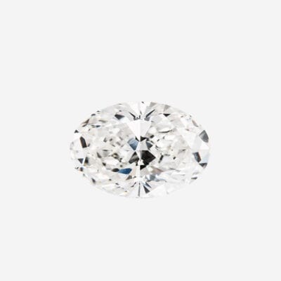 Ein oval geschliffener Diamant mit brillantem Glanz wird vor einem schlichten, cremefarbenen Hintergrund präsentiert. Die Facetten des Diamanten reflektieren das Licht und erzeugen einen funkelnden Effekt, der an die in einem Schmucklexikon gezeigten erinnert.