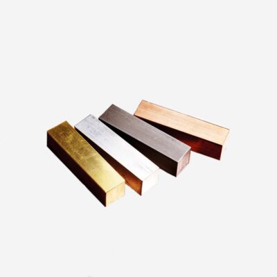 Vier metallische rechteckige Balken sind diagonal auf weißem Hintergrund angeordnet. Von links nach rechts sind die Balken in Gold, Silber, Dunkelgrau und Kupfer gefärbt. Jeder Balken hat eine glatte und glänzende Oberfläche, die an exquisite Stücke in einem Schmucklexikon erinnert.