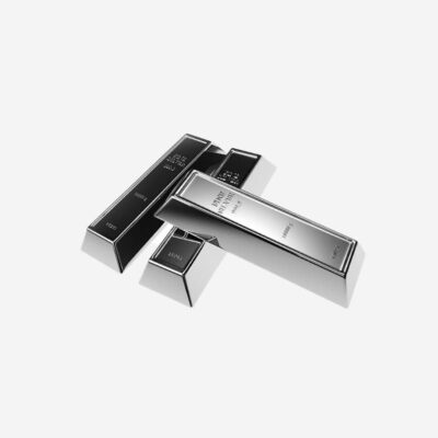 Vier glänzende Silberbarren unterschiedlicher Größe sind auf weißem Hintergrund abgebildet. Die Oberflächen sind reflektierend und mit Gravuren versehen, die Gewicht und Reinheit angeben. Die kreuzförmig angeordneten Barren zeigen verschiedene Winkel und Reflexionen, die an Einträge in einem Schmucklexikon erinnern.