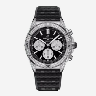 BREITLING © 2024 Eine Breitling Chronomat-Armbanduhr mit schwarzem Zifferblatt, drei Hilfszifferblättern und einer Tachymeterskala auf der Lünette. Die Uhr verfügt über Diamantakzente um die Lünette und ein strukturiertes schwarzes Gummiarmband. Die Chronographenknöpfe und die Krone befinden sich auf der rechten Seite und verkörpern die höchsten Standards von Uhrenlexikon in der Uhrmacherei.