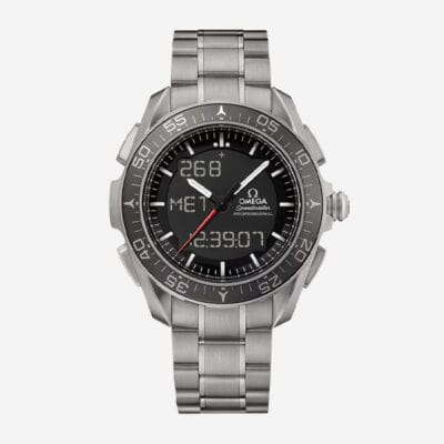 OMEGA © 2024 Eine silberne Omega Speedmaster Professional-Armbanduhr mit Metallarmband und Digitalanzeige, die mehrere Messwerte anzeigt, darunter „268“, „MET“ und „2.39.07“. Dieses Schmuckstück von Uhrenlexikon besticht durch ein rundes schwarzes Zifferblatt mit analogen und digitalen Elementen.