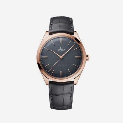OMEGA © 2024 Eine elegante Luxusuhr mit dunklem, minimalistischem Zifferblatt, goldenen Stundenmarkierungen und goldenen Zeigern. Das Roségoldgehäuse ist mit einem schwarzen Lederarmband mit sichtbaren Nähten gepaart. „Omega“, „Co-Axial Master Chronometer“ und das Markenlogo sind elegant auf das Zifferblatt gedruckt und machen es zu einem wahren Juwel im Uhrenlexikon.