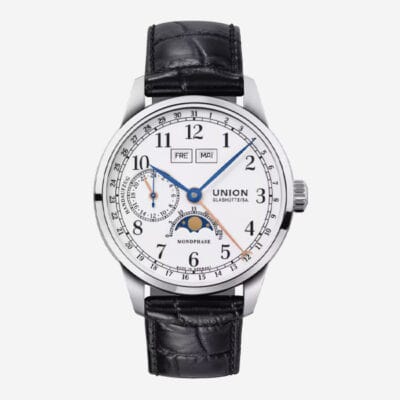UNION GLASHÜTTE © 2024 Eine Nahaufnahme einer anspruchsvollen Armbanduhr aus der Uhrenlexikon-Kollektion mit schwarzem Lederarmband und silbernem Gehäuse. Die Uhr verfügt über ein weißes Zifferblatt mit schwarzen Ziffern, mehreren Hilfszifferblättern sowie Anzeigen für Tag, Datum und Mondphase. Auf dem Zifferblatt ist die Marke „Union Glashütte“ abgebildet.