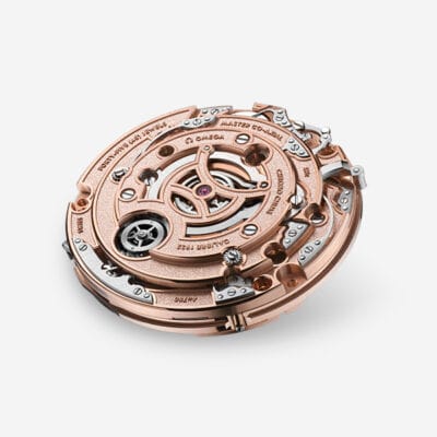 OMEGA © 2024 Bild eines detaillierten Uhrwerks mit komplizierten Zahnrädern, Schrauben und Komponenten, mit einem Finish aus Roségold. Der sichtbare Text enthält „Omega Master Co-Axial“ und andere Inschriften. Das Design ist präzise und unterstreicht die Handwerkskunst des Uhrwerks, perfekt für jeden Uhrenlexikon-Liebhaber.