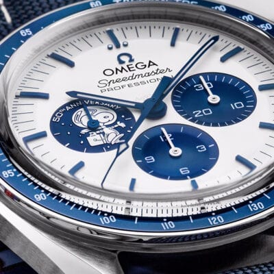 OMEGA © 2024 Nahaufnahme eines Zifferblatts der Omega Speedmaster Professional, das im Uhrenlexikon vorgestellt wurde und ein blau-weißes Design aufweist. Das Zifferblatt umfasst drei Hilfszifferblätter und eine Abbildung eines Astronauten im linken Hilfszifferblatt. Die Worte „ST3 ANNY VERSARY“ sind teilweise in der Nähe des Astronauten sichtbar.
