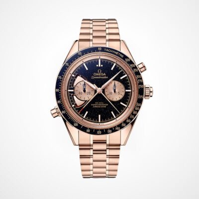 OMEGA © 2024 Eine goldene Omega Speedmaster-Uhr mit schwarzem Zifferblatt und goldenen Akzenten. Die Uhr verfügt über eine Tachymeterlünette, zwei Hilfszifferblätter und ein Datumsfenster. Sie hat ein goldenes Gliederarmband und detaillierte Zeitmarkierungen und Zeiger. Das Markenlogo ist unterhalb der 12-Uhr-Position sichtbar.