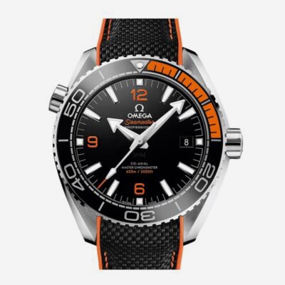 OMEGA © 2024 Nahaufnahme einer Omega Seamaster-Armbanduhr mit schwarzem Zifferblatt und silberfarbenen Akzenten. Sie verfügt über kräftige orangefarbene und weiße Markierungen, eine schwarz-orangefarbene Lünette und ein schwarzes Stoffarmband mit orangefarbenen Nähten. Die Uhr zeigt das Datum an und hat eine drehbare Lünette mit 600 Metern Wasserdichtigkeit – echte Uhrenlexikon-Qualität.