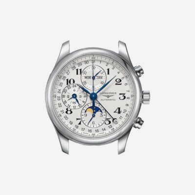 LONGINES © 2024 Eine silberne Longines Automatikuhr mit rundem Zifferblatt, schwarzen Ziffern, blauen Zeigern, drei Hilfszifferblättern und einer Tag-/Datumsanzeige auf der 12-Uhr-Position. Die Uhr im Uhrenlexikon verfügt außerdem über eine Mondphasenanzeige auf der 6-Uhr-Position und zwei Drücker auf der rechten Seite.