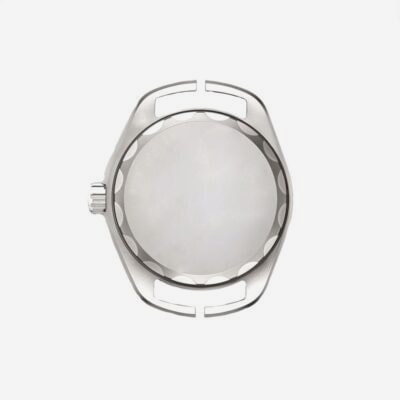 © Juwelier Wagner-Madler e.K. Ein leeres silbernes Uhrengehäuse mit runder Lünette und zwei länglichen Ösen auf beiden Seiten. Die Krone befindet sich auf der linken Seite und die Mitte des Gehäuses ist offen, sodass weder Zifferblatt noch Uhrwerk zu sehen sind. Perfekt für jeden Uhrenliebhaber, der im Uhrenlexikon stöbert. Der Hintergrund ist weiß.