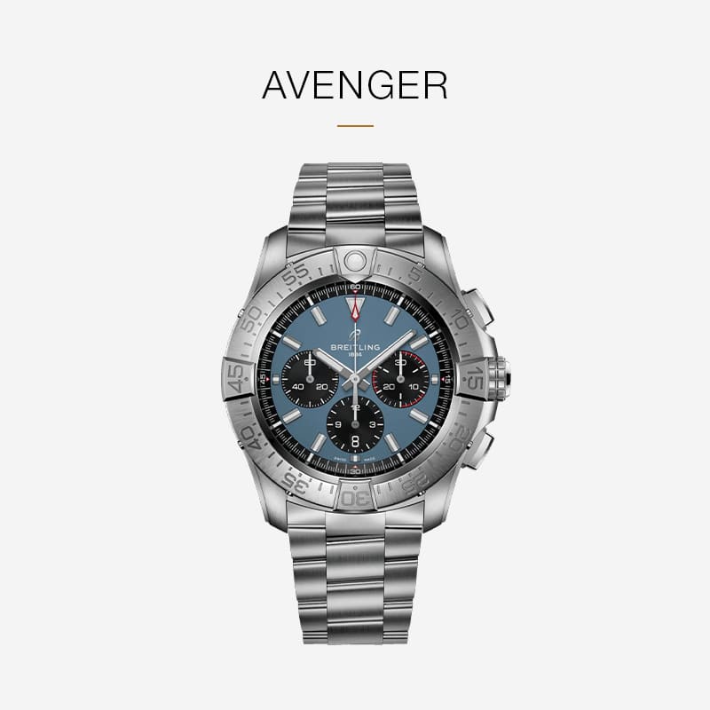 Eine silberne Breitling Avenger Chronographenuhr mit blauem Zifferblatt, drei Hilfszifferblättern und Edelstahlarmband wird auf einem schlichten hellen Hintergrund mit "Breitling AVENGER" darüber dargestellt.