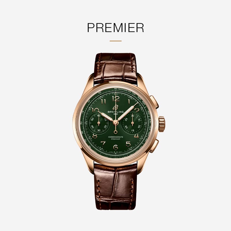 Eine Breitling Premier Uhr mit grünem Zifferblatt, goldenem Gehäuse, braunem Lederarmband und drei Ziffernblättern wird auf einem hellen Hintergrund mit dem Schriftzug "PREMIER" darüber dargestellt - ein wahres Zeugnis der Breitling Handwerkskunst.
