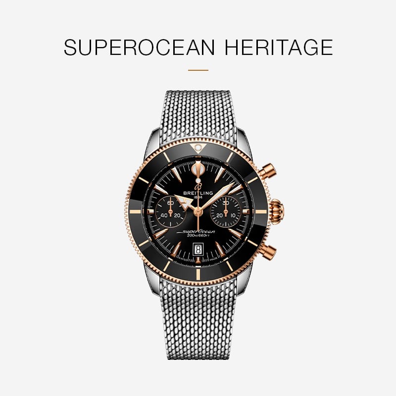Eine Breitling Superocean Heritage mit schwarzem Zifferblatt, goldenen Akzenten, drei Hilfszifferblättern und einem Netzarmband aus Edelstahl wird vor einem hellen Hintergrund mit dem Schriftzug "Breitling Superocean Heritage" darüber dargestellt.