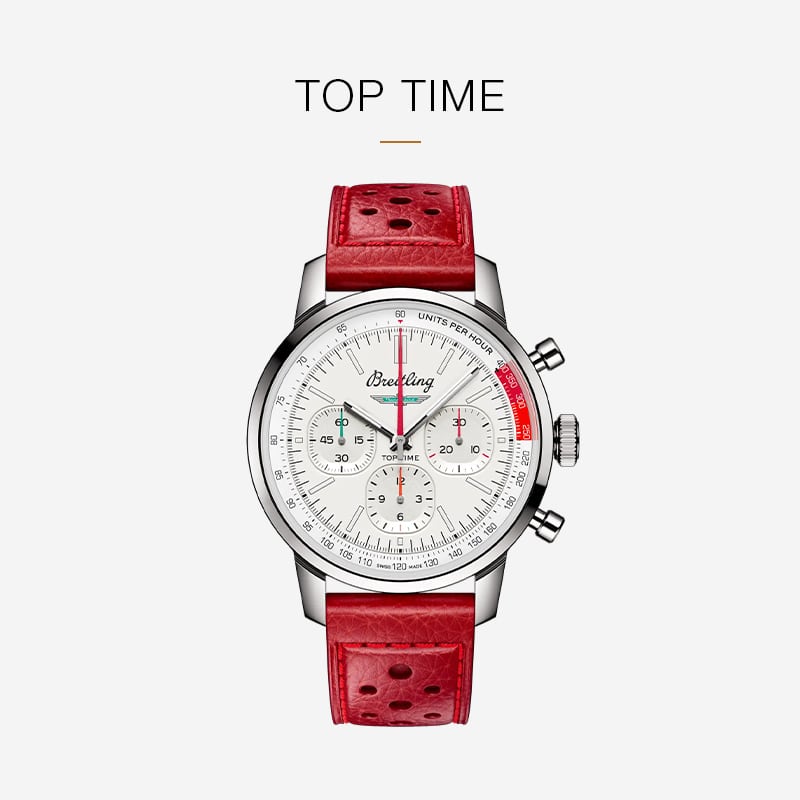 Eine Breitling Top Time Uhr mit weißem Zifferblatt, drei Hilfszifferblättern und einem roten perforierten Lederarmband ist auf einem weißen Hintergrund zentriert. Die Worte "TOP TIME" und "Breitling" erscheinen über der Uhr in fetter schwarzer Schrift.
