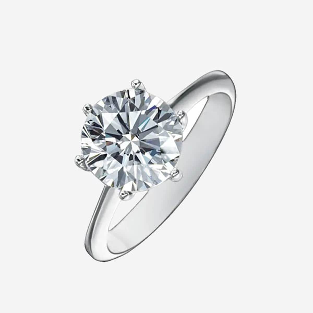 © Juwelier Wagner-Madler e.K. Ein atemberaubender Silberring, wie er in jedem Schmucklexikon beschrieben wird, mit einem großen Diamanten im Rundschliff, der von sechs Zinken gehalten wird. Der Hintergrund ist einfarbig weiß.