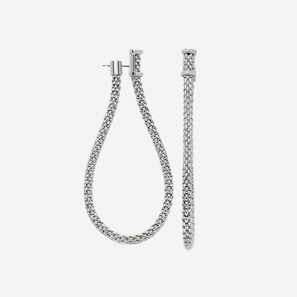 Ein Paar elegante, strukturierte Creolen aus Silber mit geflochtenem Design, die jede Schmuckkollektion aufwerten. Diese Ohrringe verfügen über einen Stift- und Riegelverschluss und sind auf einem weißen Hintergrund abgebildet.