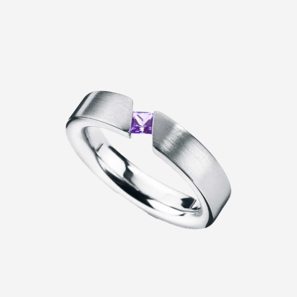 Ein eleganter Silberring mit mattem Finish. Dieses Schmuckstück zeichnet sich durch ein einzigartiges geteiltes Design aus, in dessen Mitte sich ein kleiner, quadratischer violetter Edelstein befindet. Der moderne, minimalistische Stil betont die leuchtende Farbe des Edelsteins vor dem Hintergrund aus gebürstetem Metall.