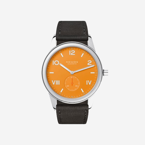 Diese stilvolle Uhren-Armbanduhr hat ein leuchtend orangefarbenes Zifferblatt, ein silbernes Gehäuse, ein schwarzes Lederarmband, weiße Stundenmarkierungen, Ziffern bei 12, 2, 4, 8 und 10 sowie eine kleine Sekundenanzeige bei 6 Uhr.