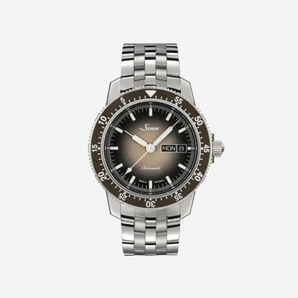 Eine Sinn Uhren-Armbanduhr aus Edelstahl mit schwarz-silbernem Zifferblatt, Datumsfenster bei 3 Uhr, drehbarer Lünette und Gliederarmband aus Metall vor weißem Hintergrund.