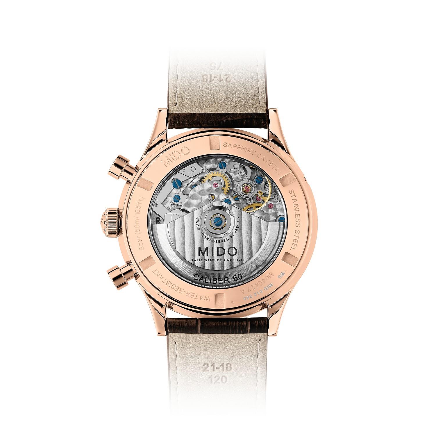 Rückansicht der MULTIFORT PATRIMONY CHRONOGRAPH mit transparentem Gehäuse, das den Blick auf komplizierte Zahnräder freigibt, roségoldenen Akzenten, braunem Lederarmband und Gravuren mit Modellinformationen am Rand.