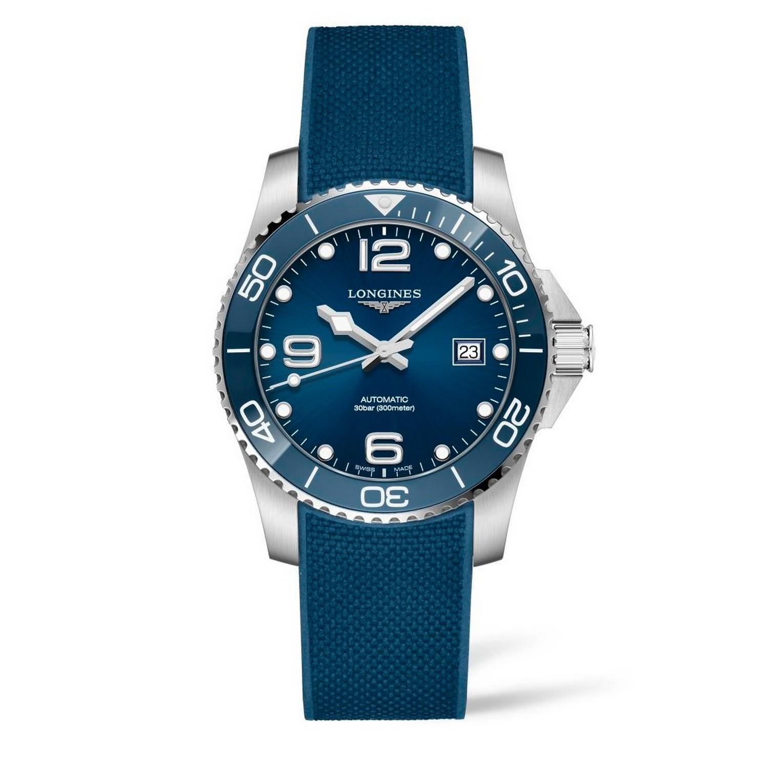 Die Longines HYDROCONQUEST ist eine silberne Armbanduhr mit blauem Zifferblatt, weißen Markierungen und Ziffern, einem Datumsfenster bei 3 Uhr, einem blauen strukturierten Armband und einer drehbaren Lünette mit Minutenanzeige.