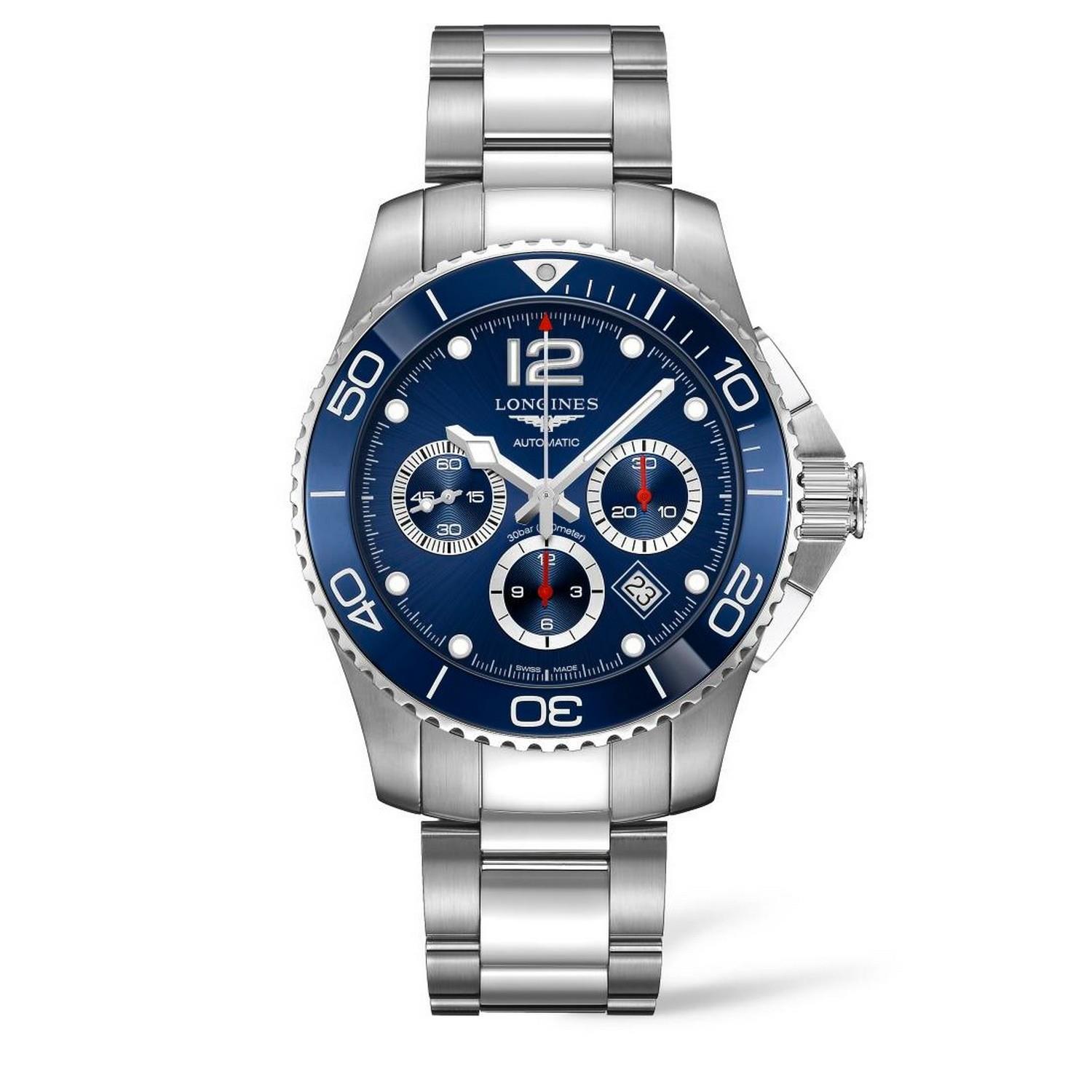 Die HYDROCONQUEST ist eine silberne Edelstahlarmbanduhr mit blauem Zifferblatt, drei Hilfszifferblättern, weißen und roten Akzenten, einem Datumsfenster, einer drehbaren Lünette und dem Longines"-Schriftzug in der oberen Mitte.
