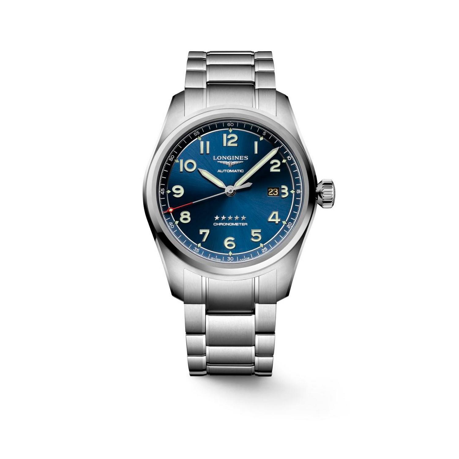 Die LONGINES SPIRIT ist eine Edelstahlarmbanduhr mit blauem Zifferblatt, silbernen Indexen und Zeigern, Datumsanzeige bei 3 Uhr, Metallgliederband und Longines-Logo auf dem Zifferblatt.