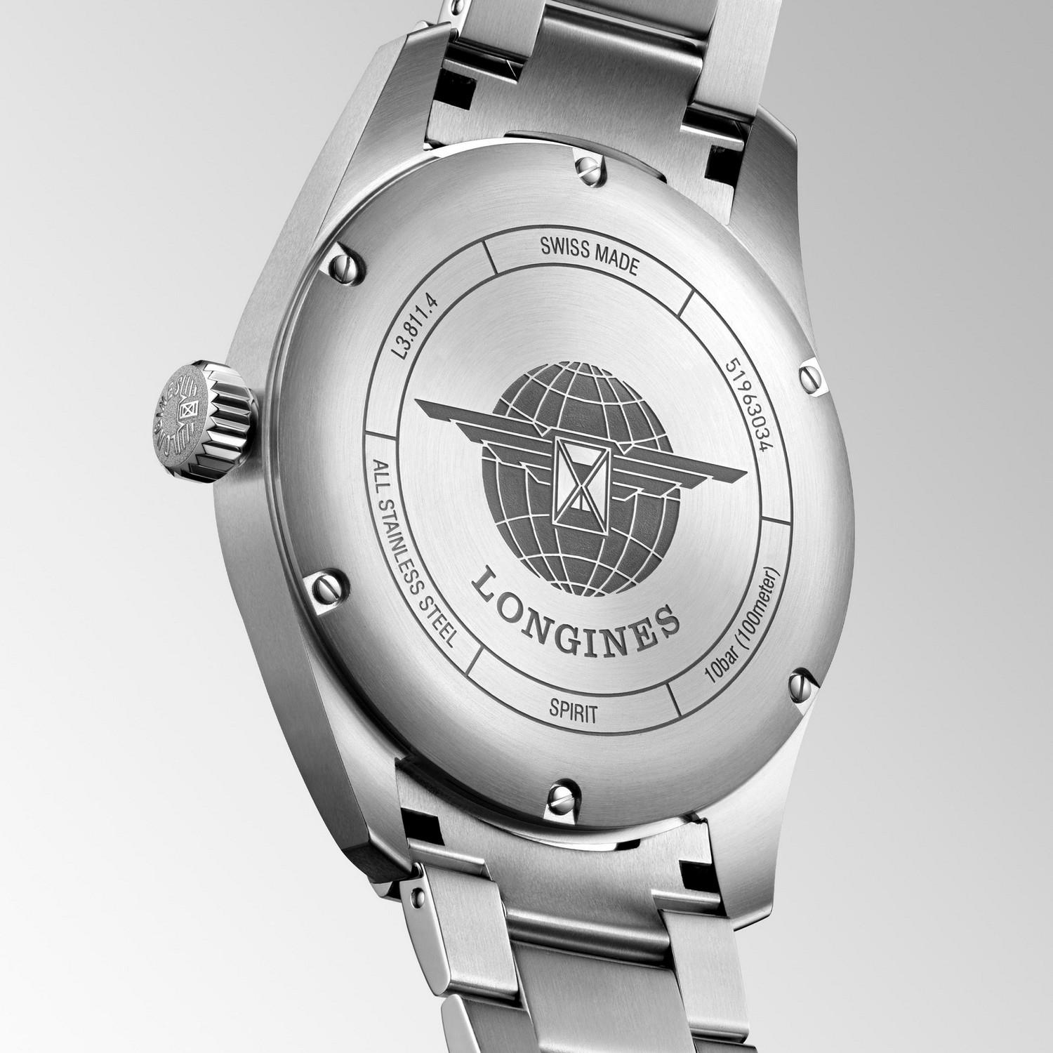 Eine Nahaufnahme der Rückseite einer LONGINES SPIRIT-Uhr zeigt den eingravierten Text, die Weltkugel mit dem Flügel-Logo und Angaben wie "Swiss Made", "All Stainless Steel" und "10 bar (100m)".