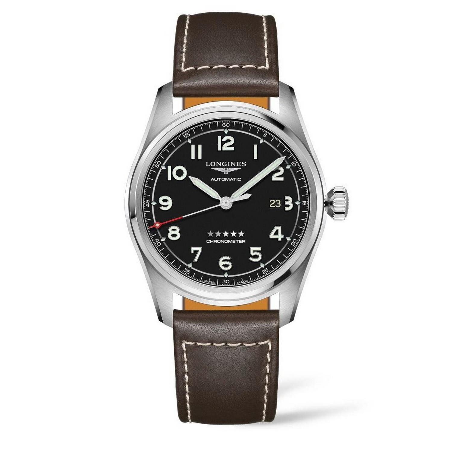 Die LONGINES SPIRIT ist eine automatische Armbanduhr mit schwarzem Zifferblatt, weißen arabischen Ziffern, Datum bei 3 Uhr, silbernem Gehäuse, braunem Lederarmband mit weißer Naht und fünf Sternen plus "CHRONOMETER" bei 6 Uhr.