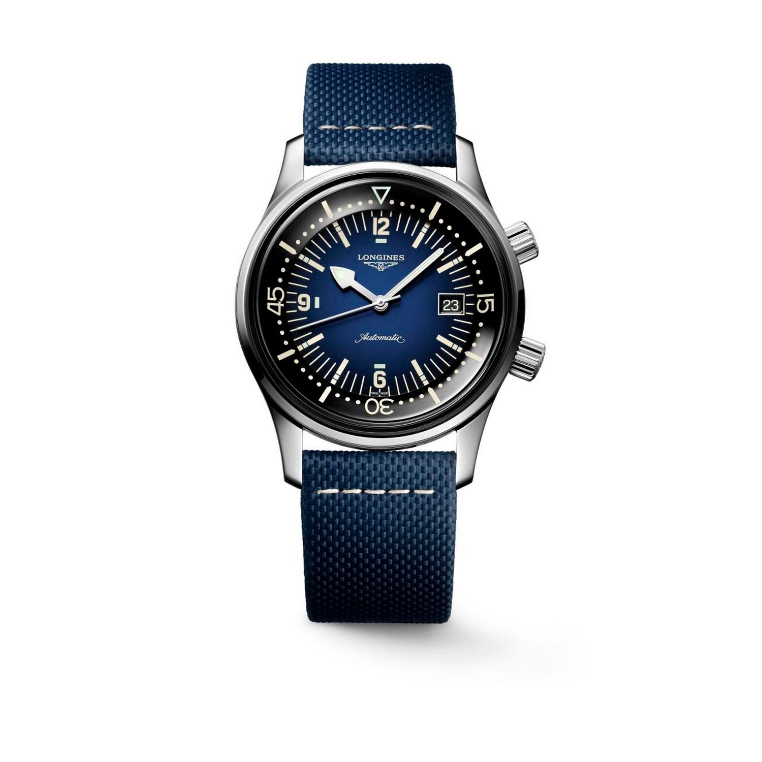 Die LONGINES LEGEND DIVER WATCH 42MM verfügt über ein rundes Edelstahlgehäuse, ein schwarzes Zifferblatt mit weißen Indexen, Zeiger mit Leuchtmasse, ein blaues Strukturband, zwei Kronen auf der rechten Seite und ein Datumsfenster bei 3 Uhr.