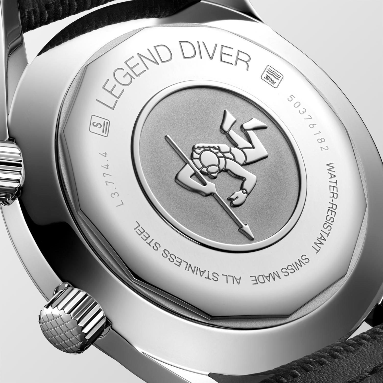 Nahaufnahme des 42-mm-Gehäusebodens der LONGINES LEGEND DIVER WATCH, auf dem ein Speer haltender Taucher und Markierungen eingraviert sind: "LEGEND DIVER", Wasserdichtigkeit, Seriennummer und "ALL STAINLESS STEEL SWISS MADE".