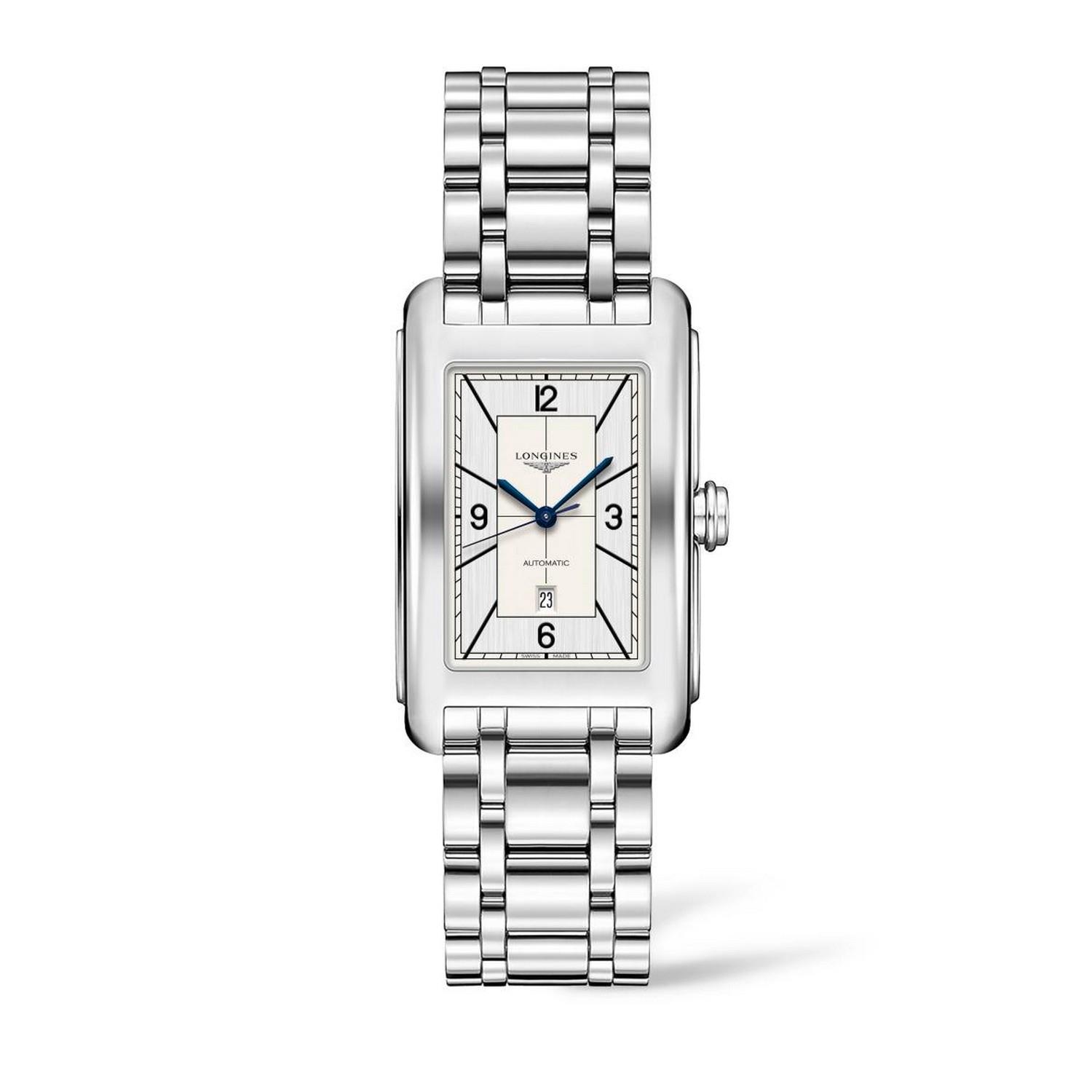 Die LONGINES DOLCEVITA ist eine rechteckige Edelstahluhr mit silbernem Gliederarmband, weißem Zifferblatt, blauen Zeigern, schwarzen Ziffern bei 12, 3, 6 und 9 Uhr, Datumsfenster bei 6 Uhr und Krone auf der rechten Seite.