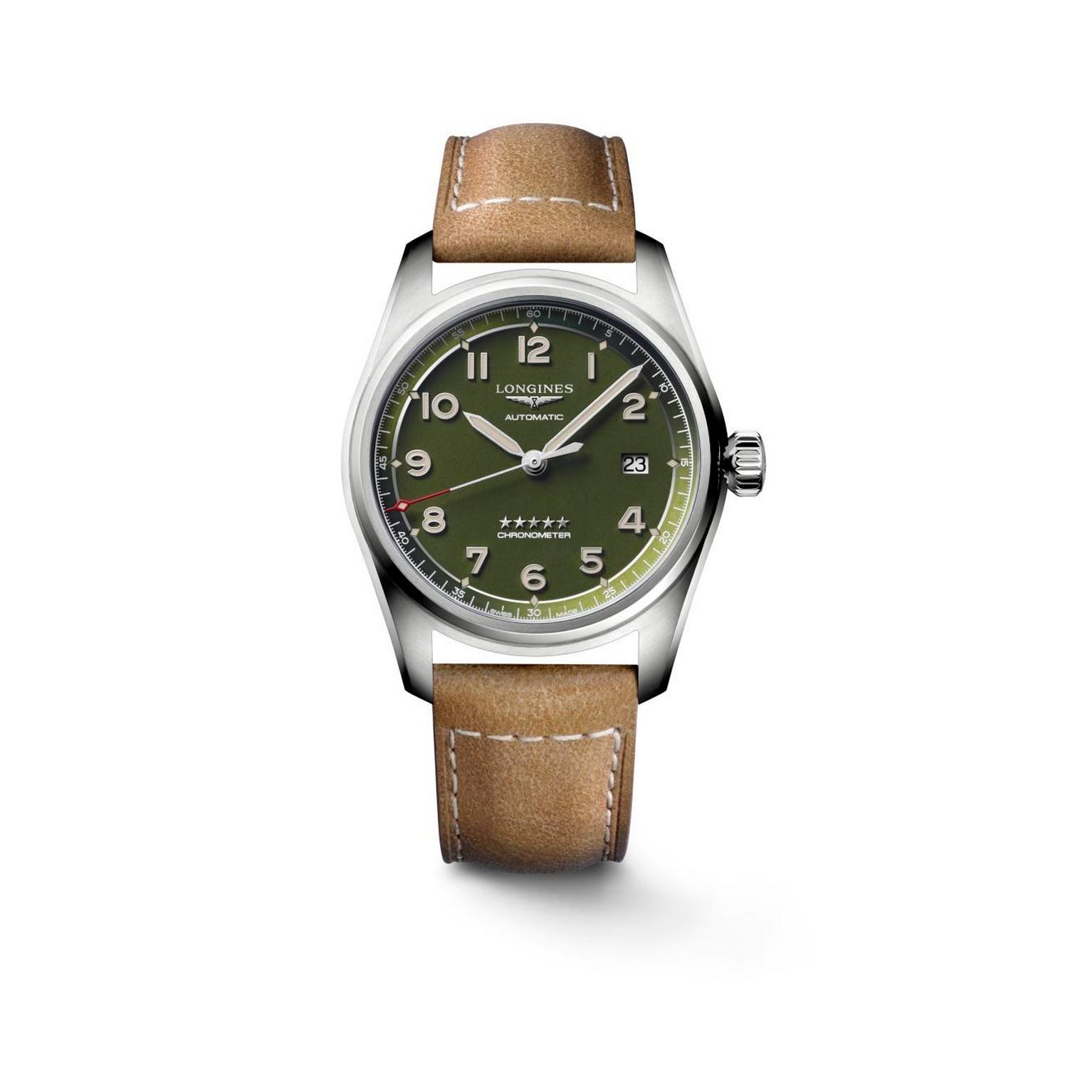 Die Armbanduhr LONGINES SPIRIT hat ein braunes Lederarmband, ein grünes Zifferblatt, silberne Indexe, weiße Zeiger, den Markennamen "Longines" auf dem Zifferblatt und ein Datumsfenster bei 3 Uhr.