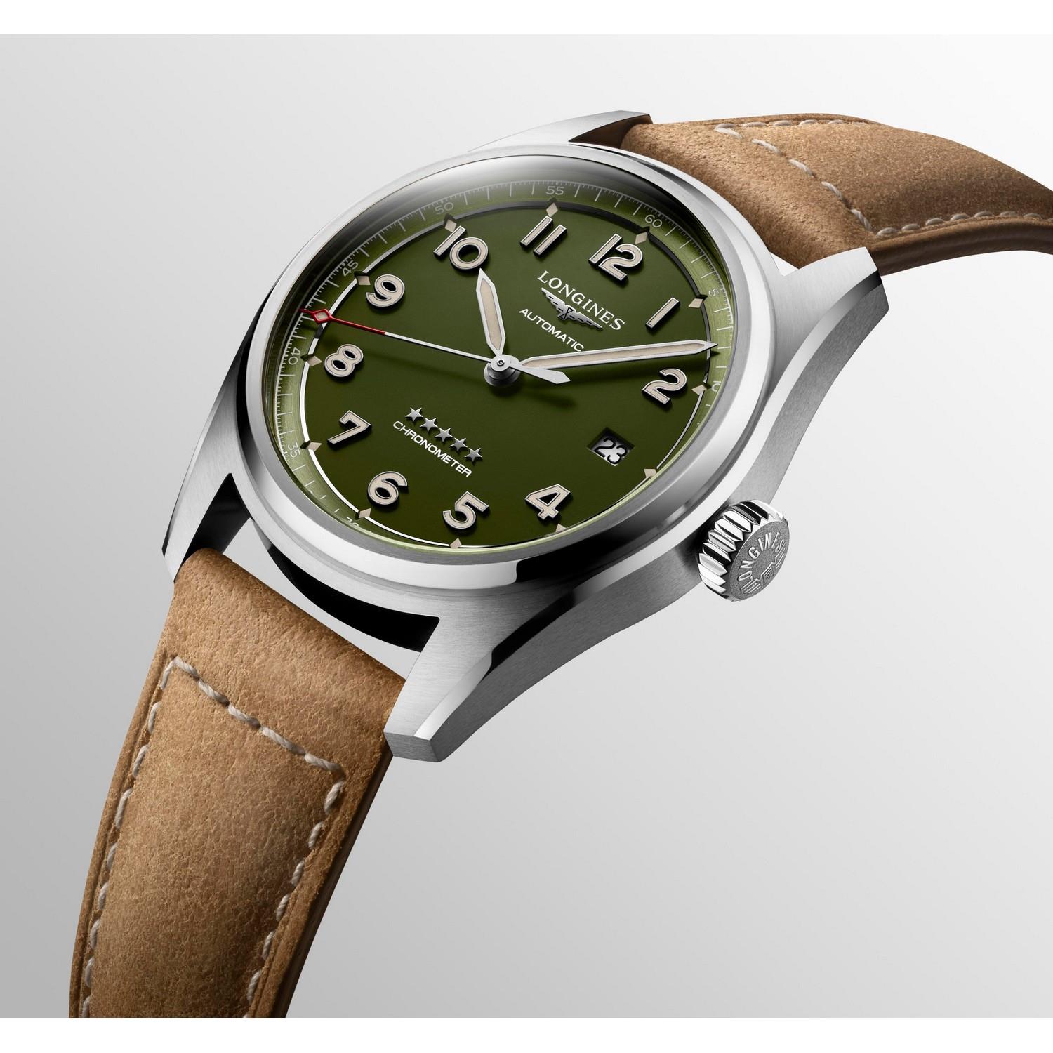 Die LONGINES SPIRIT, eine Automatikuhr aus Edelstahl mit olivgrünem Zifferblatt, beigen Indexen und braunem Lederarmband, ist vor einem Hintergrund mit grauem Farbverlauf zu sehen.