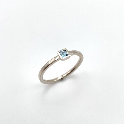 ATELIER WAGNER WEIßGOLDRING MIT TOPAS CARRE - R-TOPAS-CARR3-56-W7