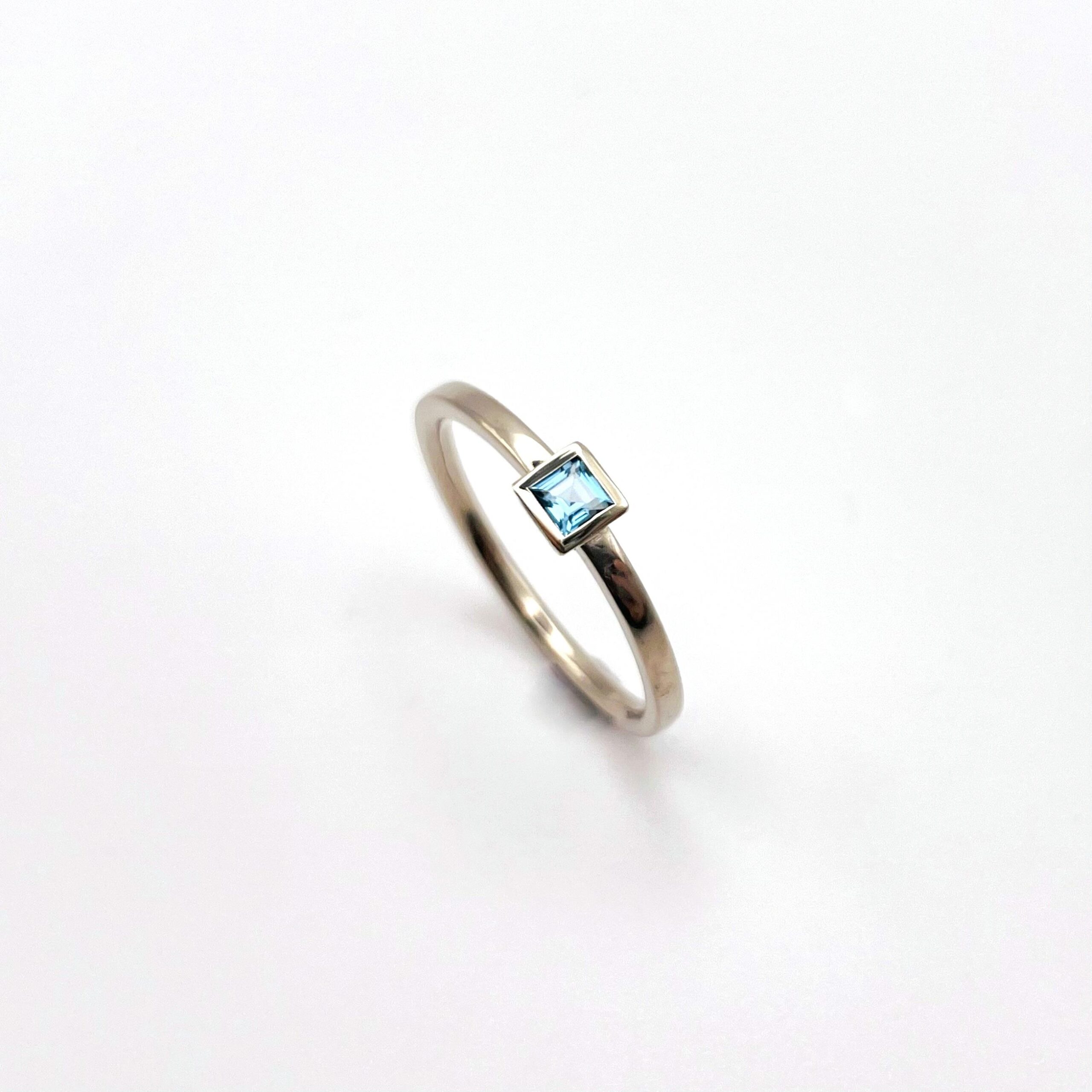 ATELIER WAGNER WEIßGOLDRING MIT TOPAS CARRE - R-TOPAS-CARR3-56-W7