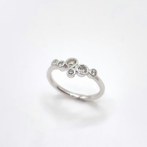 ATELIER WAGNER WEIßGOLDRING MIT 6 BRILLANTEN (RECYC) - R-6BRILL-DIVERS-W7