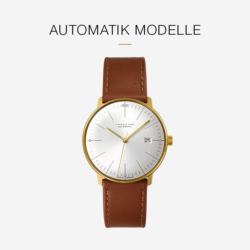 Eine goldgerahmte Junghans Max Bill Armbanduhr mit weißem Zifferblatt, braunem Lederband und Datumsanzeige. Der Text "AUTOMATIK MODELLE" steht über der Uhr auf einem hellen Hintergrund.