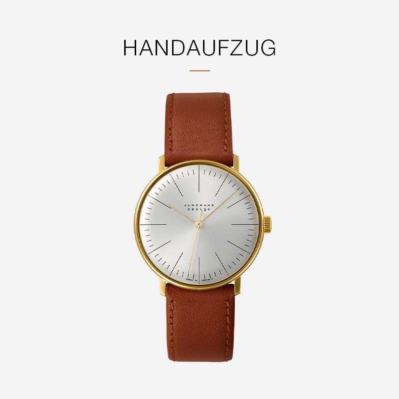 Eine minimalistische Junghans Max Bill-Armbanduhr mit braunem Lederarmband, goldenem Gehäuse und silbernem Zifferblatt mit einfachen schwarzen Indexen ist auf einem schlichten weißen Hintergrund abgebildet. Das Wort "Handaufzug" erscheint über der Uhr.