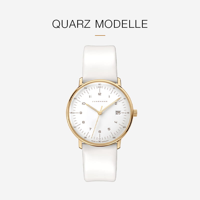 Eine gold-weiße Junghans Max Bill Armbanduhr mit weißem Lederband, weißem Zifferblatt und minimalem Design ist auf einem hellgrauen Hintergrund zentriert. Über der Uhr steht der Text "QUARZ MODELLE.