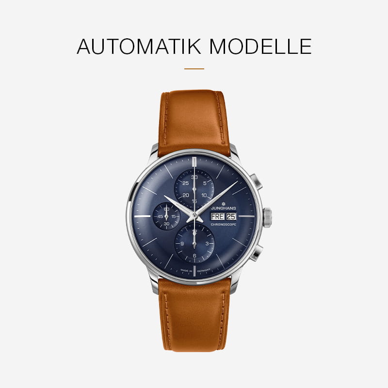 Eine Armbanduhr der Junghans Meister Kollektion mit braunem Lederarmband und blauem Chronographenzifferblatt wird unter dem Text AUTOMATIK MODELLE" auf hellem Grund dargestellt.
