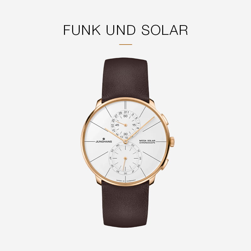 Eine goldene Junghans Meister Kollektion Armbanduhr mit weißem Zifferblatt, zwei Hilfszifferblättern und einem braunen Lederarmband ist auf einem hellen Hintergrund abgebildet. Der Text darüber lautet "FUNK UND SOLAR.