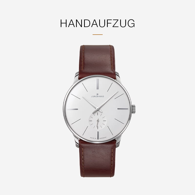 Eine minimalistische Armbanduhr aus der Junghans Meister Kollektion mit weißem Zifferblatt, silbernem Gehäuse und braunem Lederarmband. Schlichte Stundenmarkierungen und eine kleine Sekundenanzeige unterstreichen ihr klassisches Design. Das Wort "Handaufzug" erscheint über der Uhr.