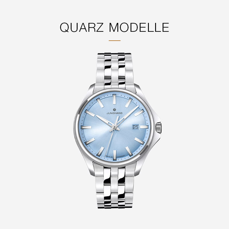Eine silberne Junghans-Armbanduhr aus der Meister Kollektion mit hellblauem Zifferblatt, Metallarmband, silbernen Indexen und einer Datumsanzeige wird vor einem hellgrauen Hintergrund gezeigt. Der Text darüber lautet "QUARZ MODELLE.