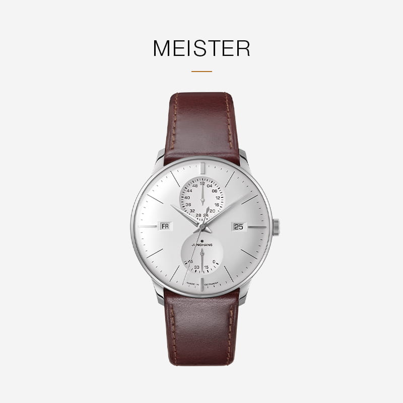 Eine minimalistische Armbanduhr von Junghans mit silbernem Zifferblatt, braunem Lederband, zwei kleinen Hilfszifferblättern und Datumsanzeigen. Das Wort "MEISTER" erscheint über der Uhr auf hellem Hintergrund.