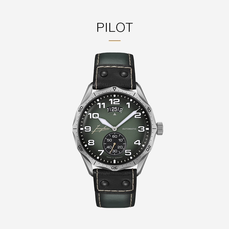 Eine Junghans-Armbanduhr mit schwarzem Lederarmband, grünem Zifferblatt, weißen Ziffern und silbernem Gehäuse wird unter der Überschrift "PILOT" gezeigt. Die Uhr verfügt über ein Datumsfenster und Ziernähte am Armband.