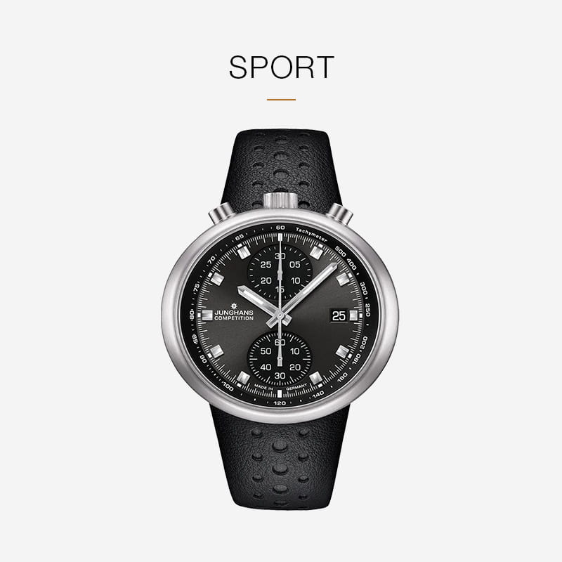 Eine schwarz-silberne Junghans-Chronographen-Armbanduhr mit schwarzem, perforiertem Lederarmband, schwarzem Zifferblatt, drei Hilfszifferblättern und einer Datumsanzeige auf weißem Hintergrund mit dem Schriftzug "SPORT" darüber.