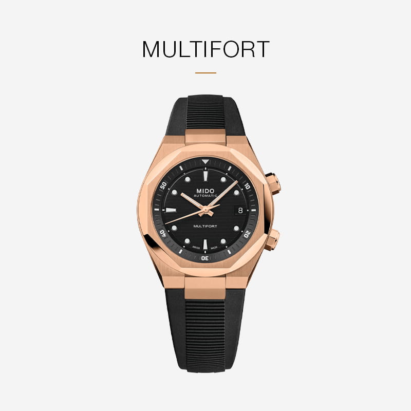 Eine Mido Multifort-Uhr mit schwarzem Zifferblatt, roségoldenem Gehäuse und schwarzem Armband wird aufrecht vor einem hellgrauen Hintergrund mit dem Wort "MULTIFORT" über dem ikonischen Mido-Zeitmesser dargestellt.